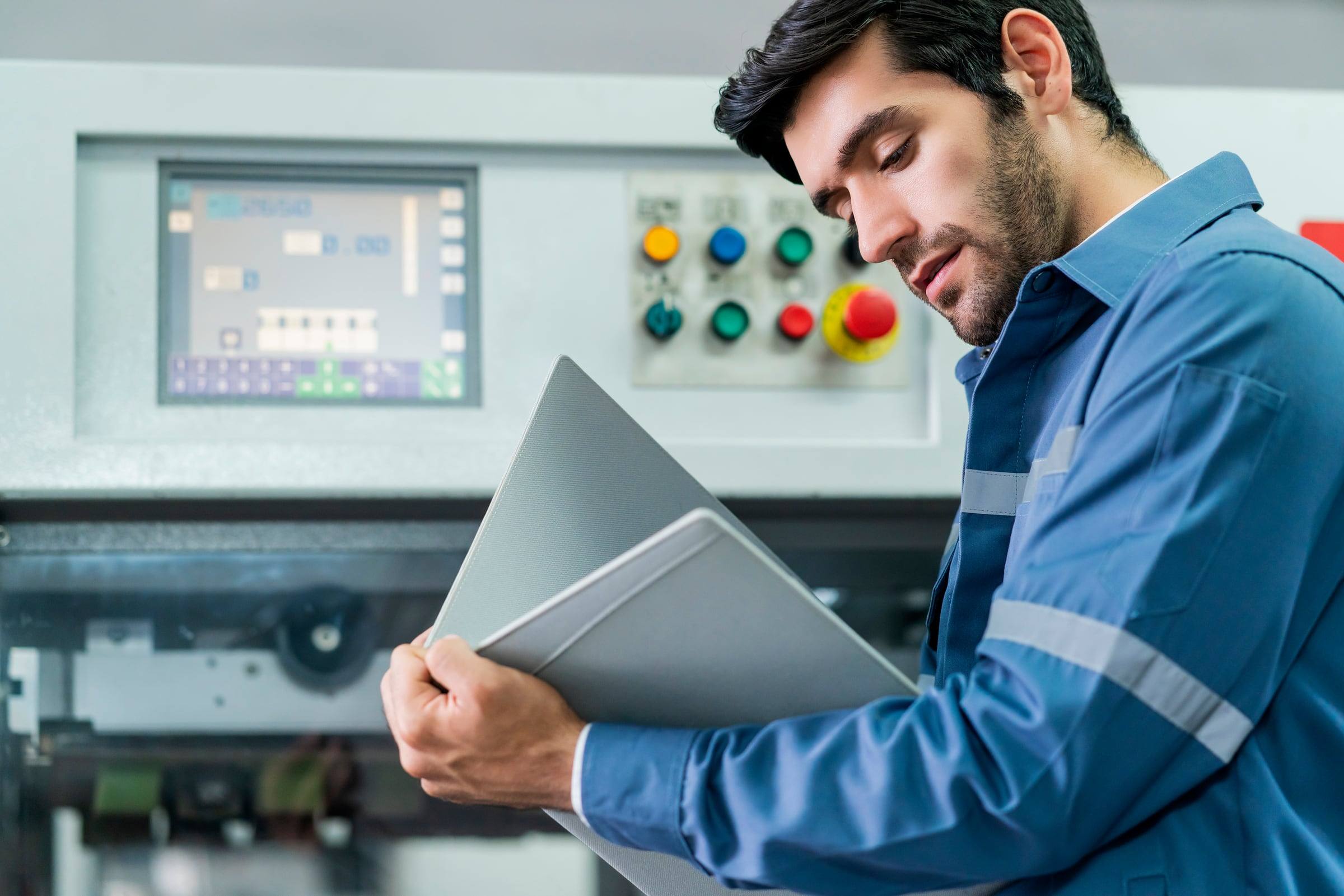 Técnico revisando parámetros en el panel de una máquina