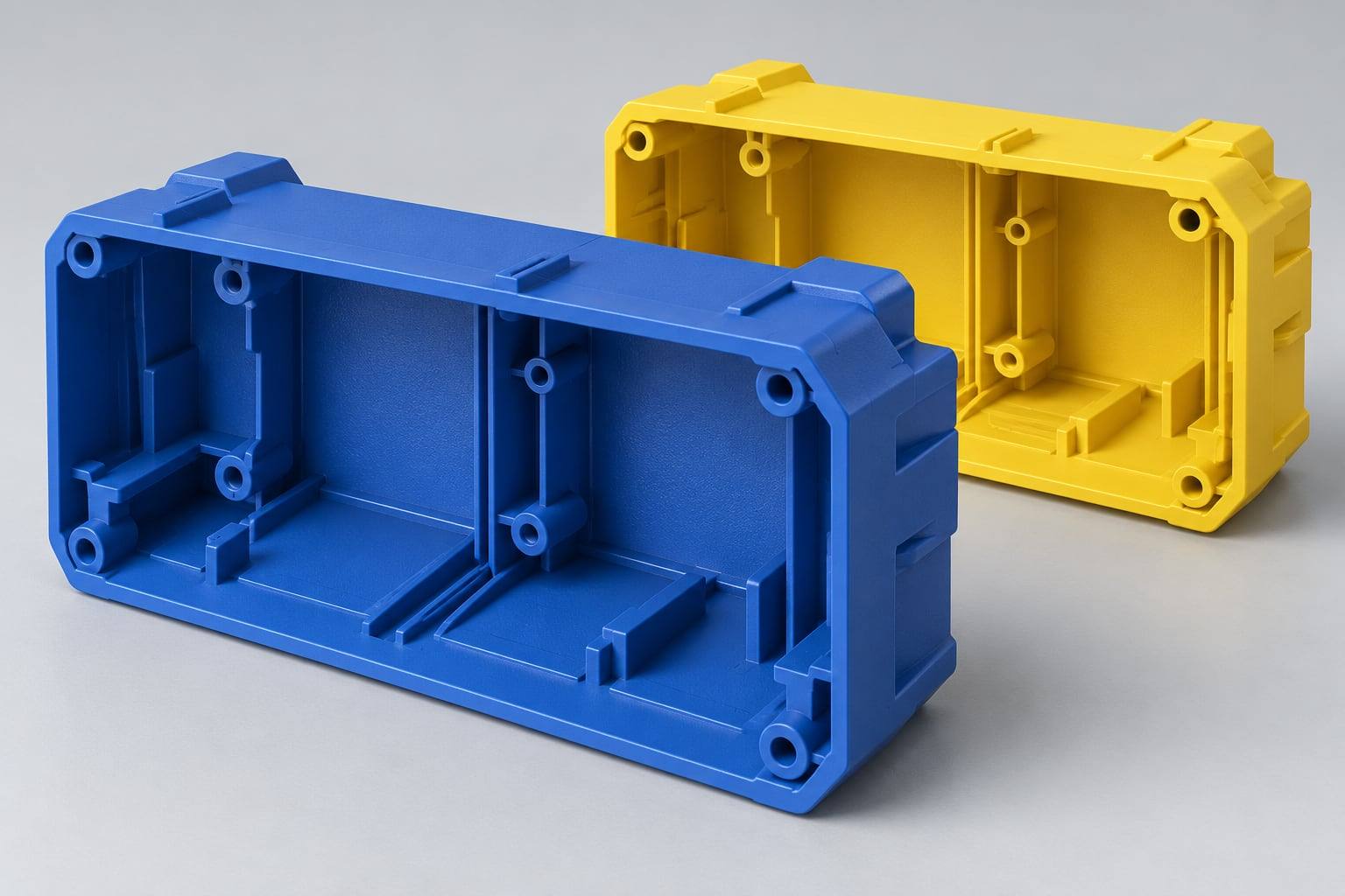 Piezas de plástico moldeadas en azul y amarillo